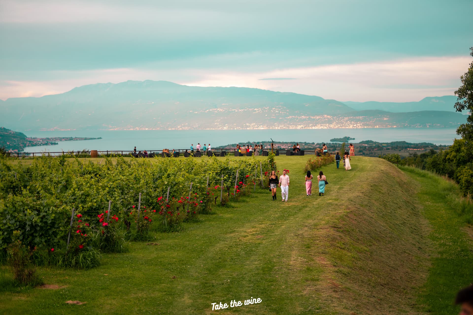 Apericena in terrazza vista lago di Garda con dj set — foto 2
