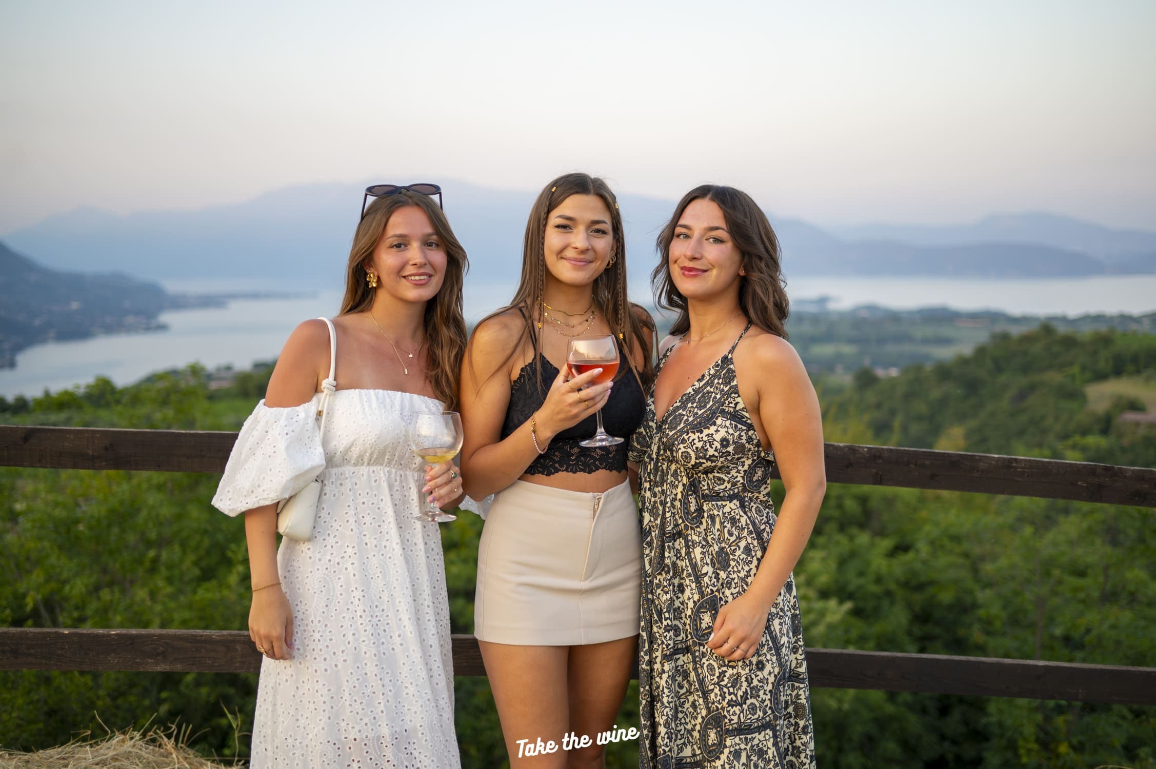 Apericena in terrazza vista lago di Garda con dj set — foto 1